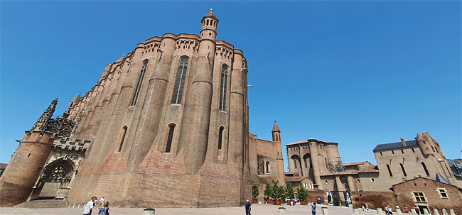 유네스코 세계문화유산인 알비의 ‘주교도시’에서 중심 건물인 성세실대성당(왼쪽)과 베르비궁전.