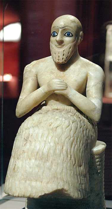 기원전 2900년 시리아의 마리(Mari) 신전에서 발견된 조각상. 은은한 미소가 얼굴 전체에 표류한다. ⓒphoto 위키피디아
