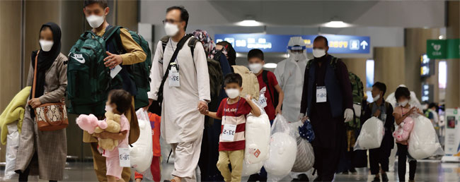 지난 8월 26일 아프가니스탄 현지인 조력자 및 가족들이 인천국제공항 제1여객터미널에 도착한 후 버스에 탑승하기 위해 이동하고 있다. ⓒphoto 뉴시스
