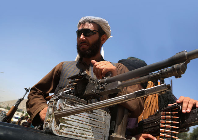 미군이 철수한 카불을 점령한 탈레반 전사들. ⓒphoto 뉴시스