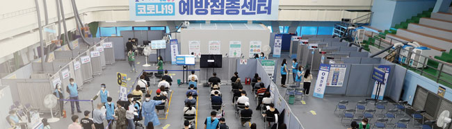 지난 9월 6일 서울 송파구 체육문화센터에 마련된 예방접종센터에서 시민들이 코로나19 백신 접종을 하고 있다. ⓒphoto 뉴시스