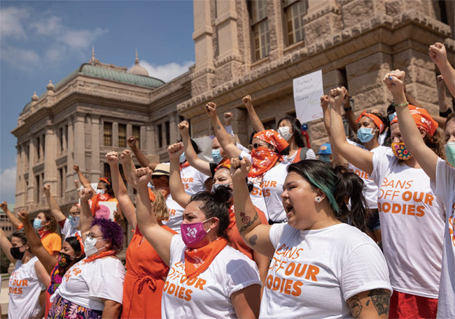 지난 9월 1일 ‘텍사스 심장박동법’에 반대하는 여성들이 텍사스 주도인 오스틴의 의사당 앞에서 시위를 벌이고 있다. ⓒphoto 뉴시스