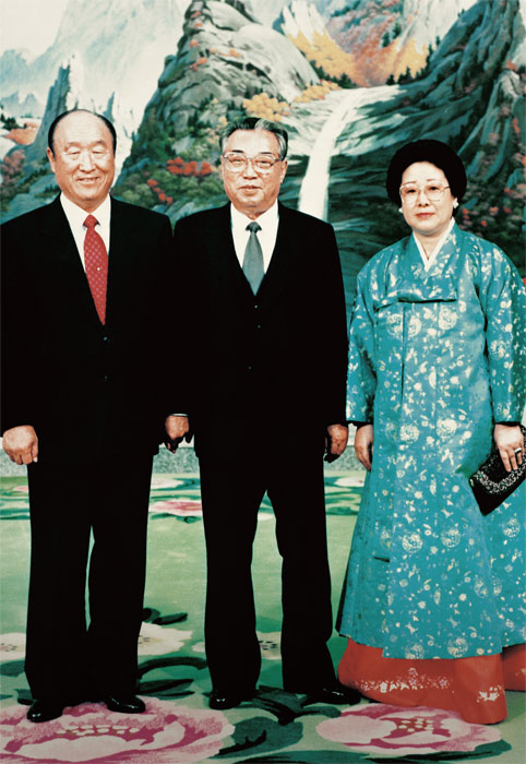 1991년 12월 북한을 방문해 김일성 주석과 회담을 가진 고(故) 문선명 통일교 총재(왼쪽)와 한학자 총재(오른쪽). ⓒphoto 세계평화통일가정연합