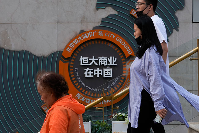 9월 15일 중국 베이징에서 시민들이 헝다그룹 시티플라자 구조물 앞을 지나고 있다. ⓒphoto 뉴시스