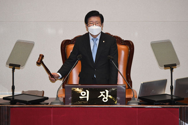 지난 9월 1일 박병석 국회의장이 서울 여의도 국회에서 열린 제391회 정기 국회 개회식에서 의사봉을 두드리고 있다. ⓒphoto 뉴시스