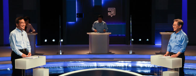 더불어민주당 이재명, 이낙연 대선 경선 후보가 지난 9월 14일 서울 마포구 상암동 MBC에서 열린 100분 토론을 준비하고 있다. ⓒphoto뉴시스