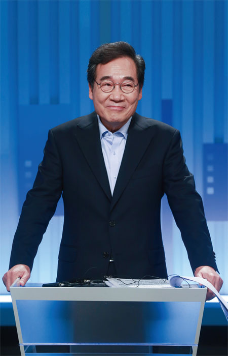 지난 9월 28일 더불어민주당 이낙연 전 대표가 서울 양천구 목동 SBS에서 열린 TV토론회를 준비하고 있다. ⓒphoto 뉴시스
