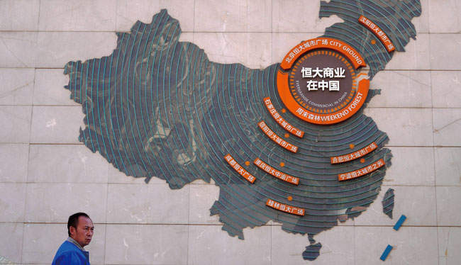 지난 9월 21일 베이징 헝다그룹 플라자 벽면에 새겨진 헝다그룹 프로젝트 지도 앞을 한 시민이 지나가고 있다. ⓒphoto 뉴시스