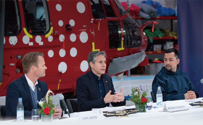 지난 5월 20일 그린란드를 방문한 토니 블링컨 미 국무장관(가운데)이 무테 에게데 그린란드 총리(오른쪽), 예베 코포드 덴마크 외무장관과 얘기를 나누고 있다. ⓒphoto 뉴시스