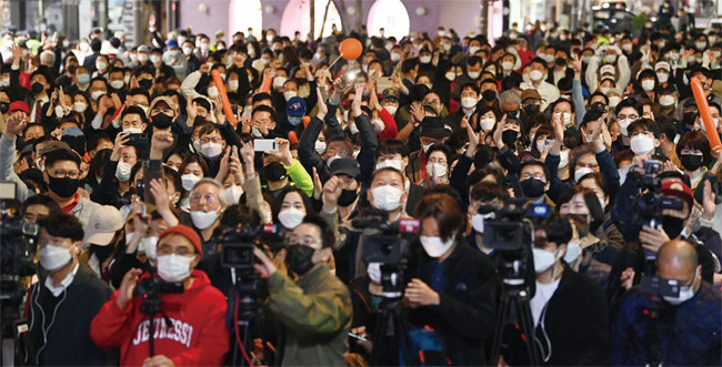 지난 4월 6일 서울 서대문구 현대백화점 유플렉스 앞에서 열린 오세훈 국민의힘 서울시장 후보의 파이널 유세에서 시민들이 환호하고 있다. ⓒphoto 뉴시스