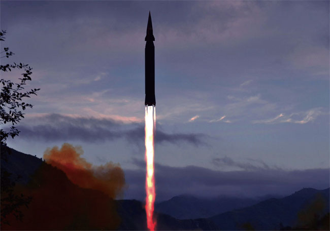북한 조선중앙TV가 지난 9월 29일 보도한 신형 극초음속 미사일 ‘화성-8형’ 발사장면. ⓒphoto 뉴시스