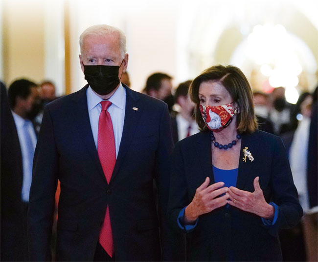 지난 10월 1일 국회의사당을 방문한 조 바이든 대통령(왼쪽)이 낸시 펠로시 하원의장과 얘기를 나누고 있다. ⓒphoto 뉴시스