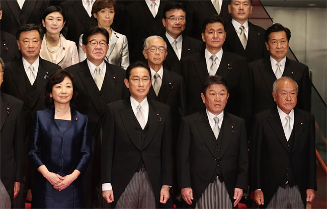 지난 10월 4일 출범한 기시다 후미오 내각. 앞줄 왼쪽에서 두 번째가 일본 100대 총리에 오른 기시다 후미오다. ⓒphoto 뉴시스