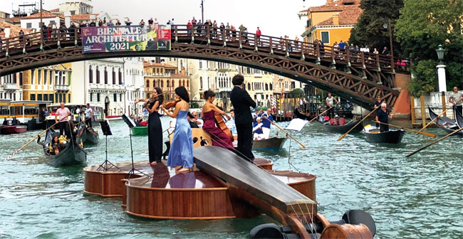 지난 9월 19일 베네치아 대운하에서 열린 ‘노아의 바이올린’ 행사. ⓒphoto nytimes.com