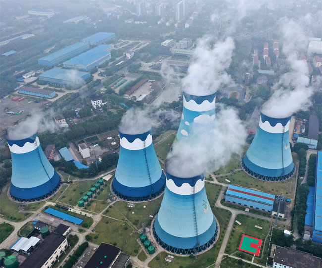 가동 중인 중국 난징의 화력발전소. 중국의 전체 발전량 가운데 석탄 의존도는 56.6%에 달한다. ⓒphoto 뉴시스