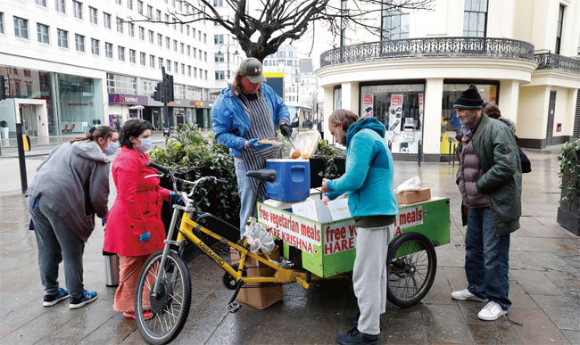 한 런던 시민이 노숙자들에게 무료로 음식을 나눠주는 봉사활동을 펼치고 있다. ⓒphoto 뉴시스
