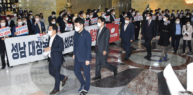 지난 10월 25일 서울 여의도 국회에서 국민의힘 의원들이 문재인 대통령의 2022년도 예산안 시정연설을 앞두고 대장동 특검 수용 촉구 시위를 하고 있다. ⓒphoto 뉴시스