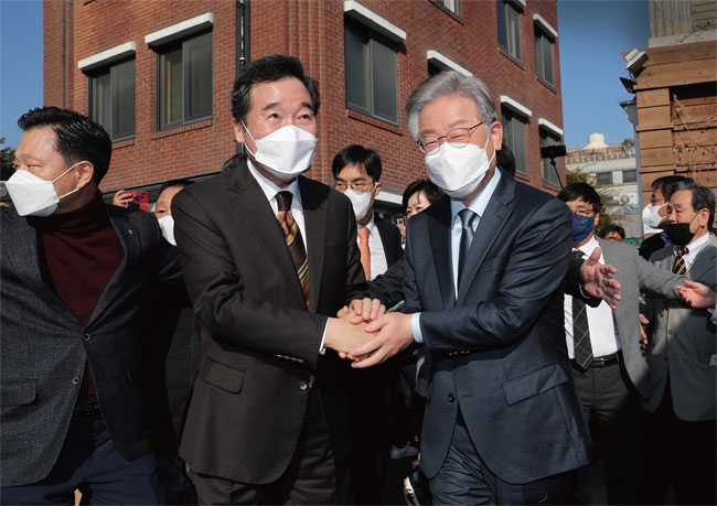 지난 10월 24일 이재명 더불어민주당 대선후보(오른쪽)와 이낙연 민주당 전 대표가 경선이 끝난 뒤 2주 만에 서울 종로구 한 찻집에서 회동하고 있다. ⓒphoto 뉴시스