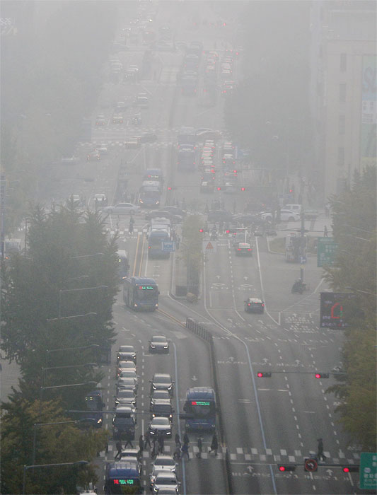 지난 10월 27일 오전 초미세먼지로 뒤덮인 서울 세종대로 사거리. ⓒphoto 뉴시스