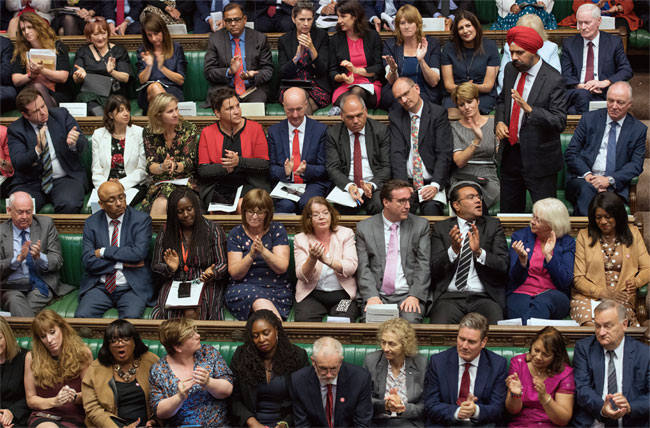 런던 웨스트민스터 의사당에 다닥다닥 붙어 앉아 있는 영국의 하원의원들. 전체 650명인 하원의원들은 한 명이 인구 10만여명을 대표한다. ⓒphoto 뉴시스
