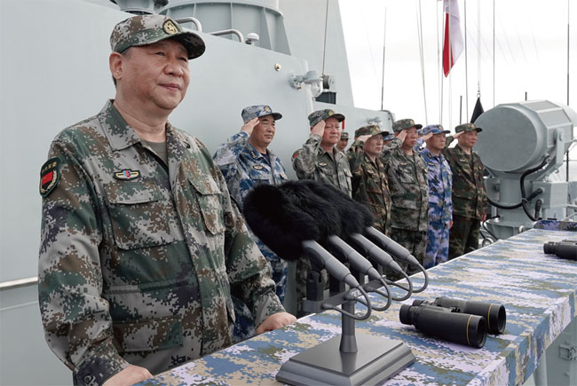 2018년 4월 남중국해에서 인민해방군 해군을 시찰하고 있는 시진핑 주석. ⓒphoto 뉴시스