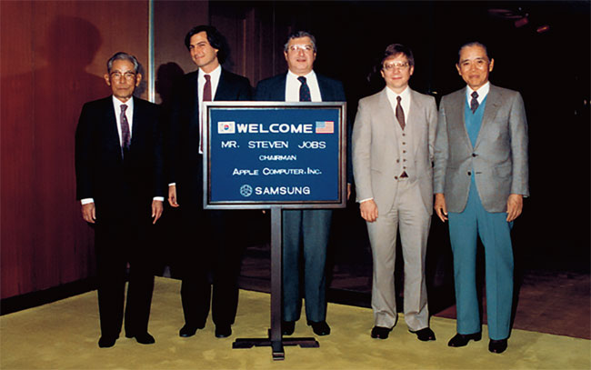 1983년 당시 ‘애플’의 28살 사장이었던 스티브 잡스(왼쪽 두 번째)는 최신 메모리 반도체를 얻기 위해 한국을 찾아 당시 이병철 삼성 회장(왼쪽)을 만났다.