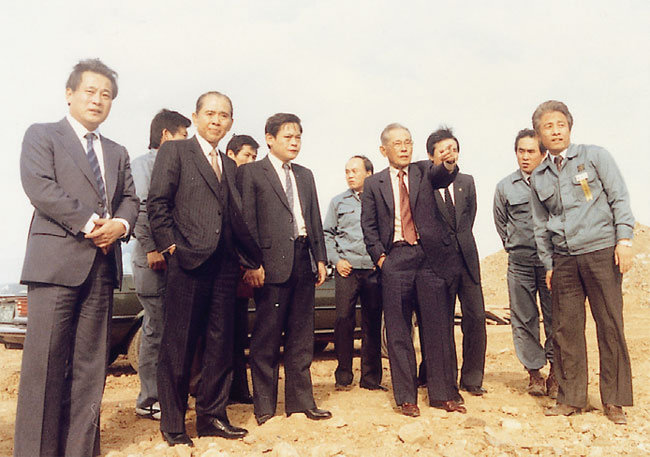 1983년 삼성반도체통신 기흥공장 건설현장을 찾은 호암과 이건희.