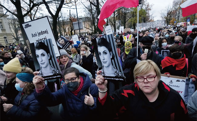 지난 11월 6일 폴란드 수도 바르샤바에서 낙태를 옹호하는 여성들이 자궁에 태아가 있던 상태로 사망한 여성이 낙태금지법의 희생자라며 시위를 벌이고 있다. ⓒphoto 뉴시스