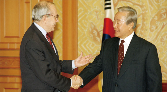 1997년 12월 당시 김영삼 대통령이 청와대에서 금융지원 협의차 방한한 미셸 캉드쉬 국제통화기금(IMF) 총재를 접견하고 있다. ⓒphoto 연합