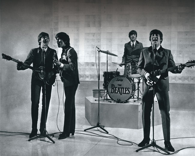 1960년대 브릿팝의 시대를 열며 30년간 영국 음악이 세계를 휩쓰는 출발점이 됐던 ‘비틀스’의 공연 모습. ⓒphoto 뉴시스