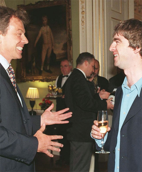 1991년 ‘오아시스’의 리드보컬인 리암 갤러거(오른쪽)가 런던 다우닝가 10번지 총리 관저에서 블레어 당시 총리와 대화하고 있다. ⓒphoto BBC
