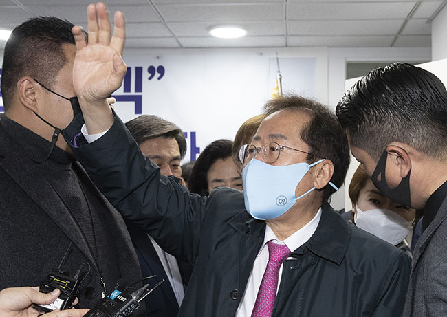 홍준표 국민의힘 의원이 11월 8일 서울 여의도 캠프 사무실에서 열린 캠프 해단식에서 손 흔들어 인사하고 있다. ⓒphoto 뉴시스