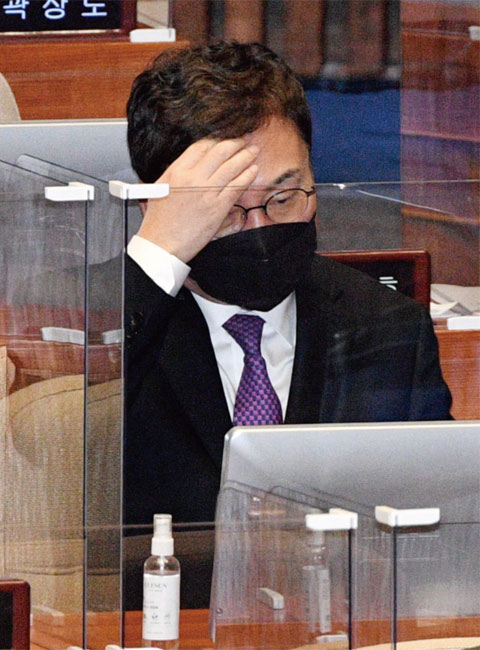 무소속 이상직 의원이 지난 11월 11일 서울 여의도 국회에서 열린 제391회 국회 제11차 본회의에 참석해 얼굴을 만지고 있다. 이 의원은 지난 10월 28일 법원의 보석허가로 전주교도소에서 나왔다. ⓒphoto 공동취재사진