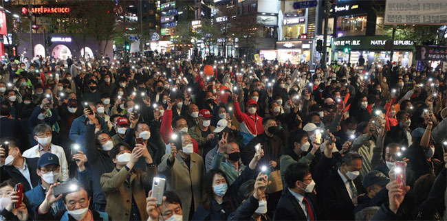 지난 4월 6일 서울 서대문구 현대백화점 유플렉스 앞에서 열린 오세훈 국민의힘 서울시장 후보 유세에서 몰려든 시민들. ⓒphoto 뉴시스