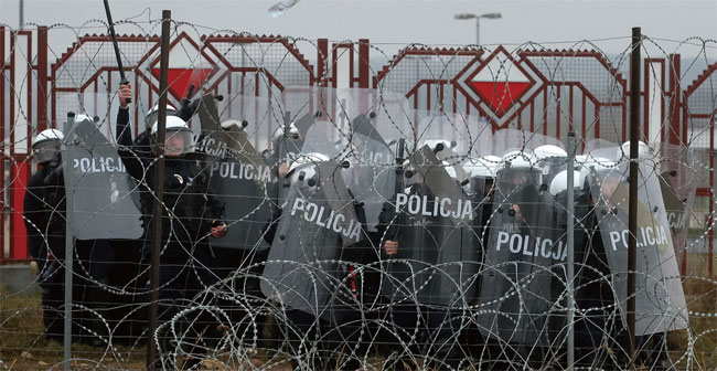 벨라루스와의 국경지대 철조망에서 경비를 서고 있는 폴란드 군대. 폴란드는 지난 8월 벨라루스와의 국경지대에 철조망을 설치했다. ⓒphoto 뉴시스