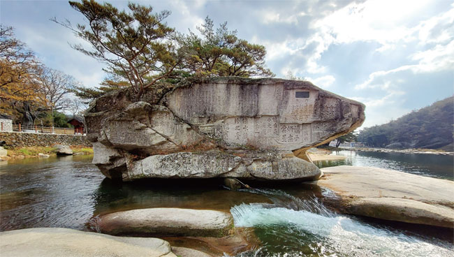 거창 수승대 거북바위에는 조선시대 수많은 문사들의 이름이 새겨져 있다. ⓒphoto 조용헌