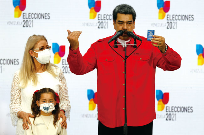 지난 11월 21일 실시된 베네수엘라 지방선거 때 부인, 손녀와 함께 투표장을 찾은 마두로 대통령. ⓒphoto 뉴시스