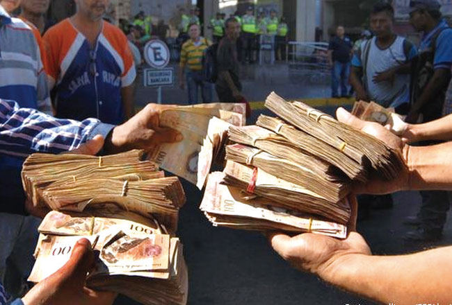 베네수엘라 볼리바르화는 가치가 하락해 달러로 교환할 때 뭉칫돈을 갖고 가야 한다. ⓒphoto 유튜브