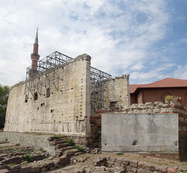 터키 수도 앙카라의 아우구스투스 신전. 벽면에 아우구스투스 황제의 업적록이 새겨져 있다.