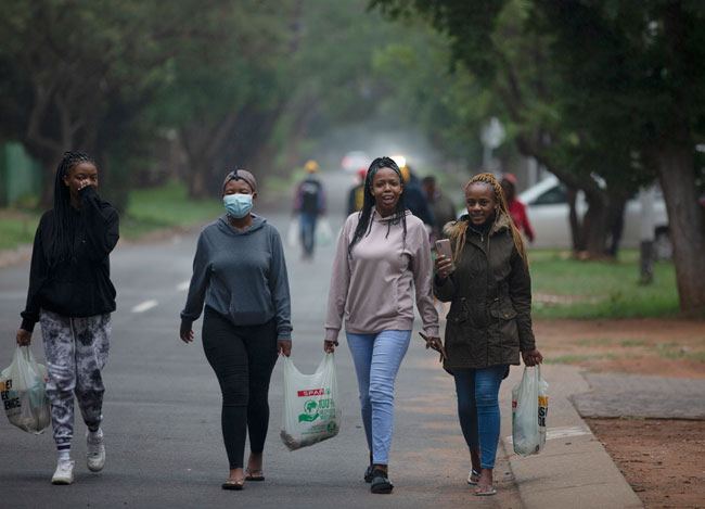 남아프리카공화국 가우텡주 프리토리아 거리에서 대학생들이 장을 본 후 기숙사로 돌아가고 있다. 남아공 과학자들은 남아공 최다 인구 지역인 가우텡의 젊은이들 사이에서 변이 바이러스가 빠르게 퍼져 우려하고 있다고 밝혔다. 남아공의 코로나19 신종 변이 발견으로 많은 국가가 아프리카발 항공편을 막는 등 긴급 봉쇄에 들어가 여행객들의 혼란으로 이어지고 있다. 2021.11.28. ⓒphoto 뉴시스