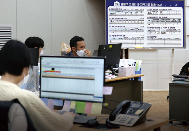 코로나19 확진자 ‘재택치료 의무화’ 발표 다음 날인 지난 11월 30일 서울 은평구보건소 코로나19 재택치료전담반. ⓒphoto 뉴시스