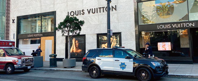 지난 11월 21일 떼강도를 당한 샌프란시스코 루이비통 매장을 경찰차들이 지키고 있다. ⓒphoto 뉴시스