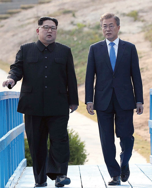 2018년 4월 27일 경기 파주시 판문점에서 문재인 대통령과 김정은 국무위원장이 도보다리를 함께 걷고 있다. ⓒphoto 뉴시스