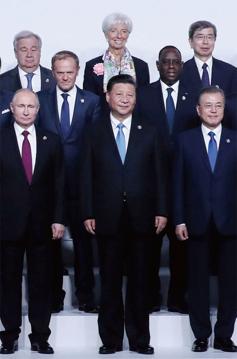 2019년 6월 28일 일본 오사카에서 열린 G20 정상회의 공식 환영식에서 문재인 대통령(오른쪽부터)이 시진핑 중국 국가주석, 푸틴 러시아 대통령과 나란히 서서 기념촬영을 하고 있다. ⓒphoto 뉴시스