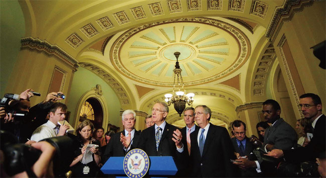 2008년 10월 2월 미 상원 원내총무 해리 리드가 구제금융 법안을 통과시킨 후 기자회견을 갖고 있다. ⓒphoto 뉴시스