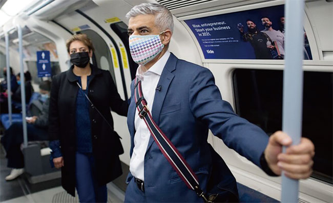 마스크를 쓴 채 런던 시내 지하철을 이용하고 있는 사디크 칸 런던 시장. ⓒphoto telegraph.co.uk