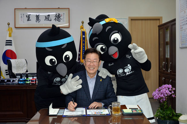 2015년 11월 당시 성남FC 구단주인 이재명 시장의 성남FC 2016년 시즌권 구매 이벤트 모습. ⓒphoto 뉴시스