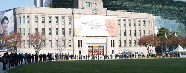 서울시청 앞 선별진료소에 PCR검사를 받기 위해 길게 줄지어 선 시민들. ⓒphoto 뉴시스