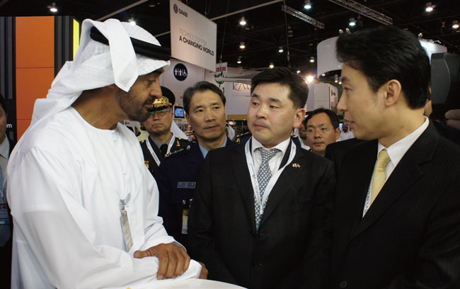 2011년 UAE에서 개최된 국제 방산전시회 IDEX에 참가한 구본상 LIG 회장(당시 LIG넥스원 대표이사·가운데)이 홍보부스를 방문한 모하메드 빈 자이드 알나흐얀 UAE 왕세제와 대화를 나누고 있다. ⓒphoto LIG넥스원