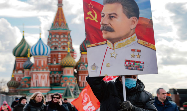 지난 3월 5일 스탈린 사망 69주기를 맞아 러시아 모스크바 붉은광장에서 공산당 지지자들이 시위를 벌이고 있다.